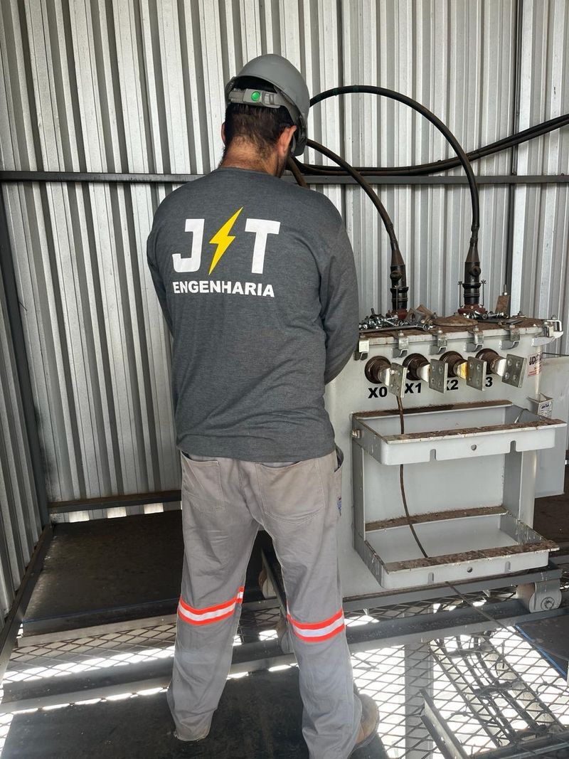 Engenheiro da JT Engenharia inspecionando transformador industrial